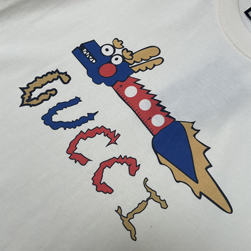 グッチ 新しいデジタルプリント文字ロゴ半袖Tシャツ