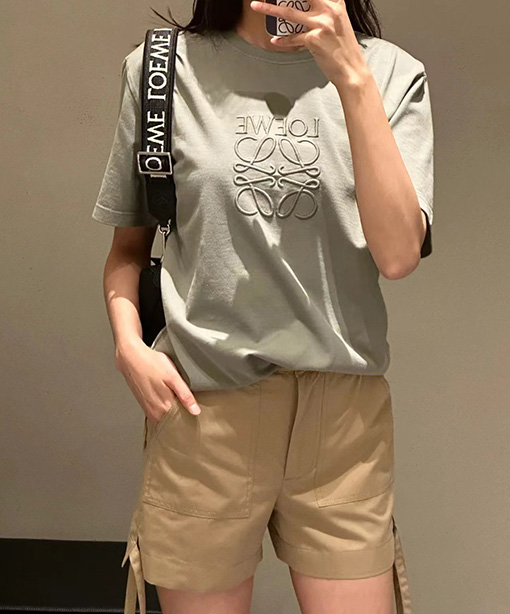 ロエベ  アボカドグリーンの刺繍ロゴ半袖Tシャツ