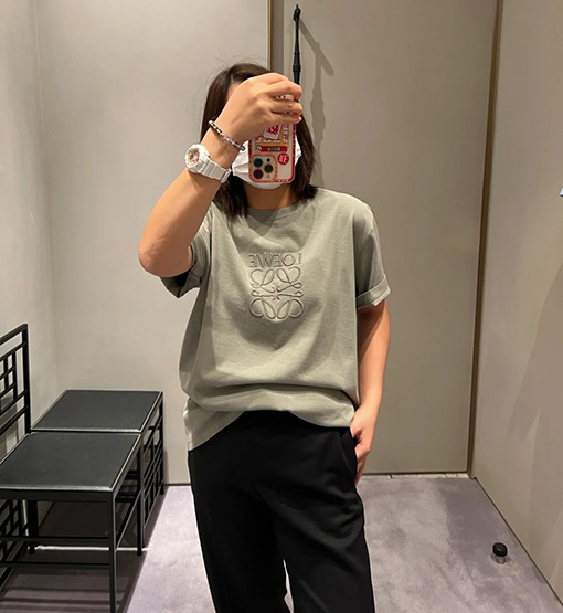 ロエベ  アボカドグリーンの刺繍ロゴ半袖Tシャツ