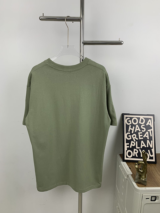 ロエベ  アボカドグリーンの刺繍ロゴ半袖Tシャツ