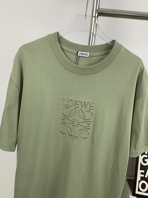 ロエベ  アボカドグリーンの刺繍ロゴ半袖Tシャツ