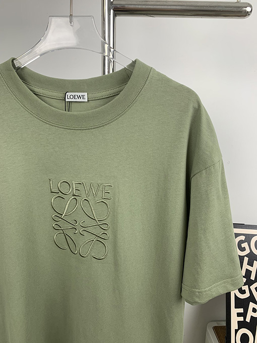 ロエベ  アボカドグリーンの刺繍ロゴ半袖Tシャツ