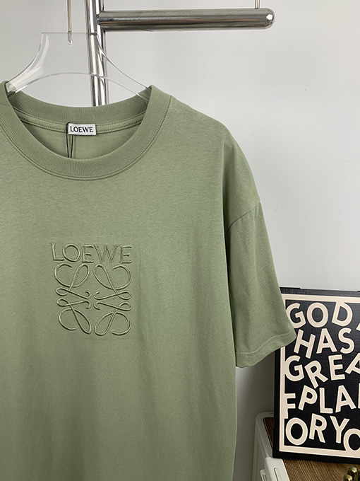 ロエベ  アボカドグリーンの刺繍ロゴ半袖Tシャツ
