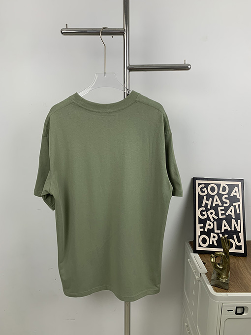 ロエベ  アボカドグリーンの刺繍ロゴ半袖Tシャツ