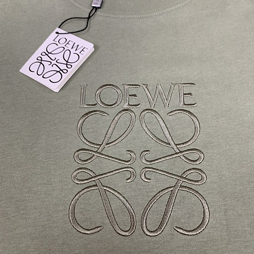 ロエベ  アボカドグリーンの刺繍ロゴ半袖Tシャツ