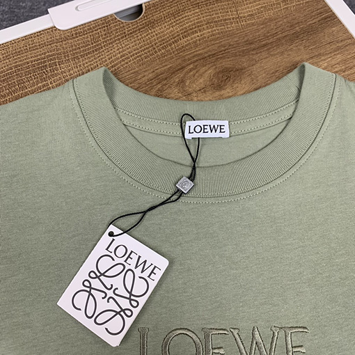 ロエベ  アボカドグリーンの刺繍ロゴ半袖Tシャツ