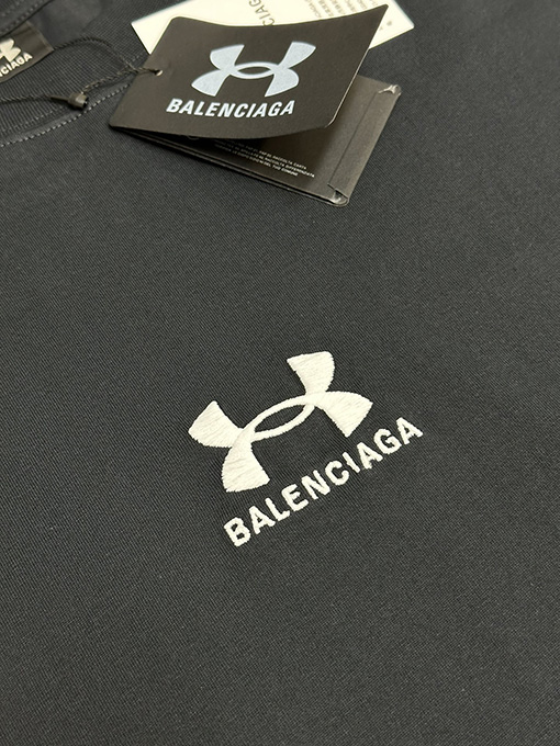 バレンシアガ ロゴ刺繍コラボ半袖Tシャツ