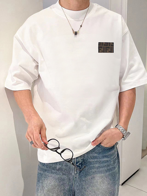 フェンディコピー    胸のカスタムロゴレザーハードウェアパッチ半袖Tシャツ