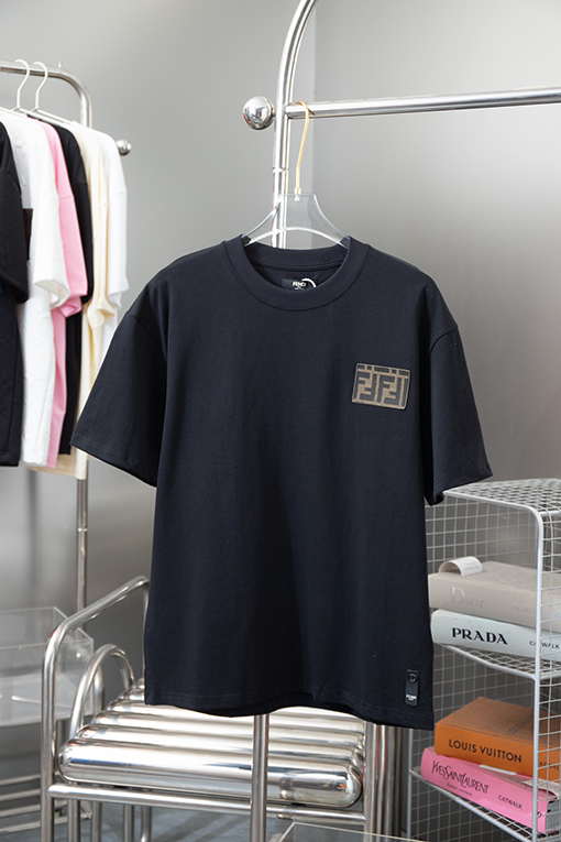 フェンディコピー    胸のカスタムロゴレザーハードウェアパッチ半袖Tシャツ