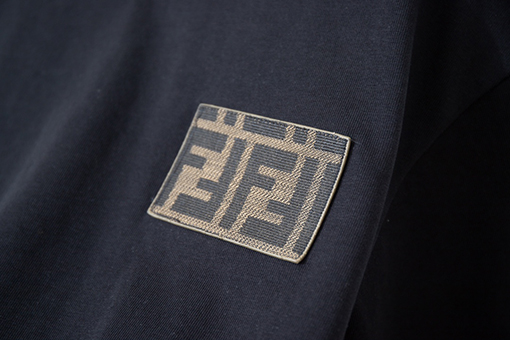 フェンディコピー    胸のカスタムロゴレザーハードウェアパッチ半袖Tシャツ