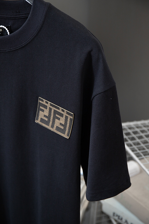 フェンディコピー    胸のカスタムロゴレザーハードウェアパッチ半袖Tシャツ