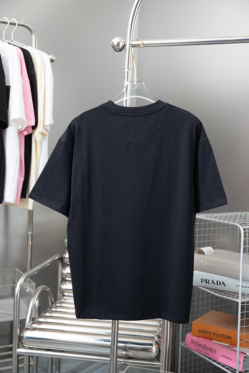 フェンディコピー    胸のカスタムロゴレザーハードウェアパッチ半袖Tシャツ