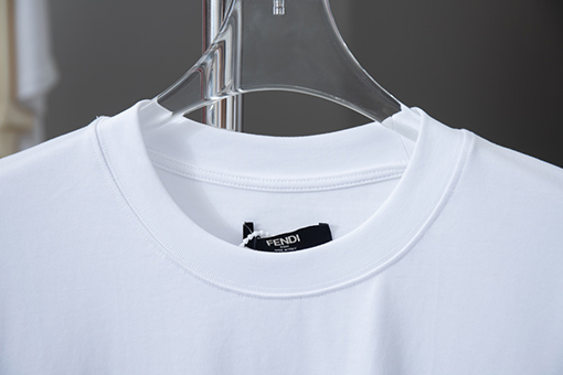 フェンディコピー    胸のカスタムロゴレザーハードウェアパッチ半袖Tシャツ