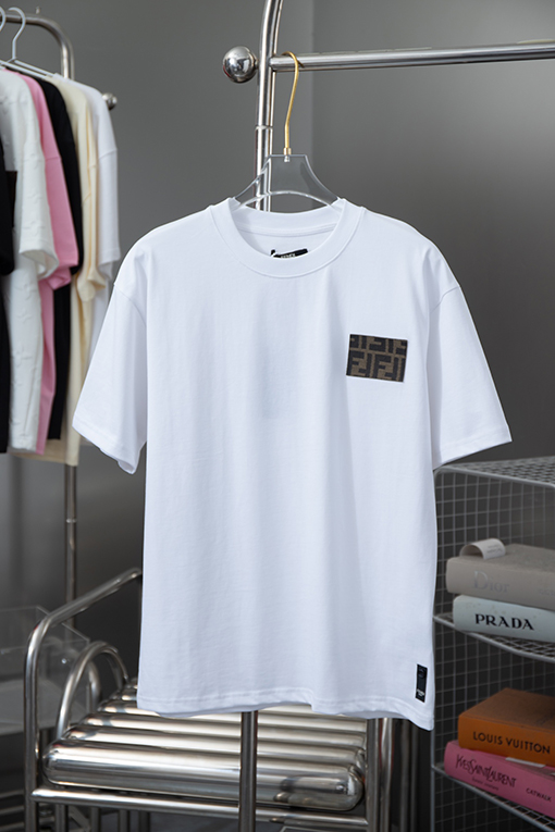 フェンディコピー    胸のカスタムロゴレザーハードウェアパッチ半袖Tシャツ