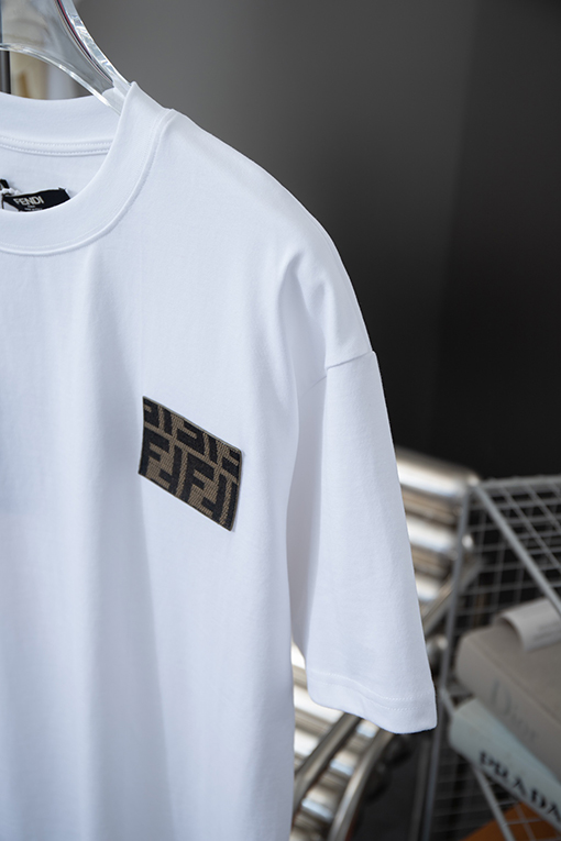 フェンディコピー    胸のカスタムロゴレザーハードウェアパッチ半袖Tシャツ