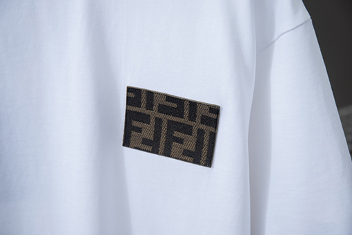 フェンディコピー    胸のカスタムロゴレザーハードウェアパッチ半袖Tシャツ