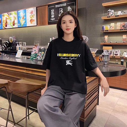 バーバリー プリントロゴクルーネック半袖Tシャツ