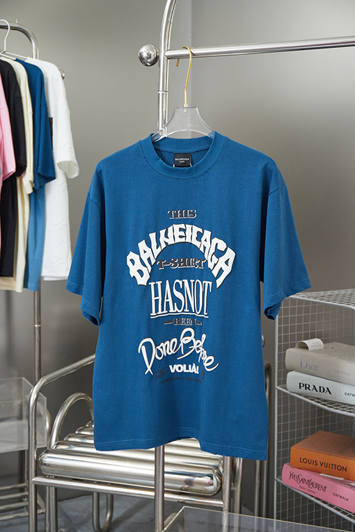 バレンシアガ  新しいぼやけたロゴプリント半袖Tシャツ