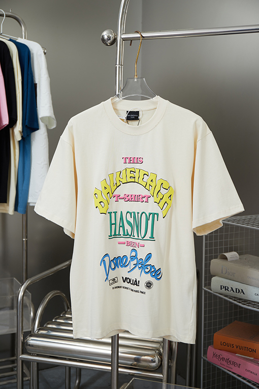 バレンシアガ  新しいぼやけたロゴプリント半袖Tシャツ