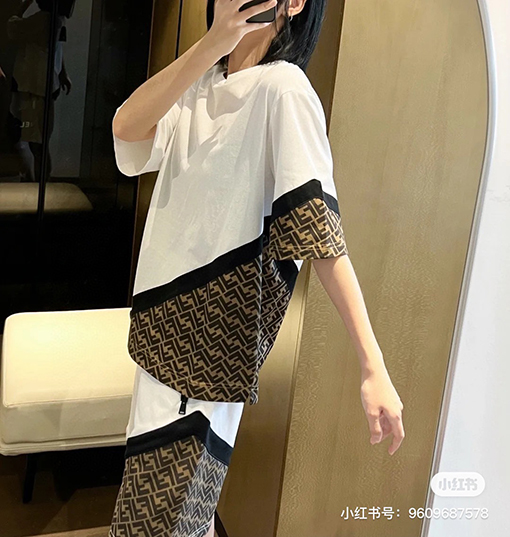フェンディ  クラシックステッチ文字カラープリントパッチステッチ半袖Tシャツ