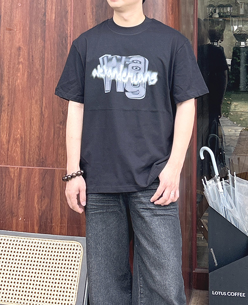 アレキサンダーワン ゆったりとしたアルファベットロゴの大きなプリント柄半袖Tシャツ
