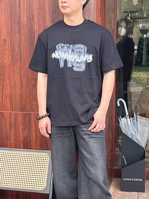 アレキサンダーワン ゆったりとしたアルファベットロゴの大きなプリント柄半袖Tシャツ
