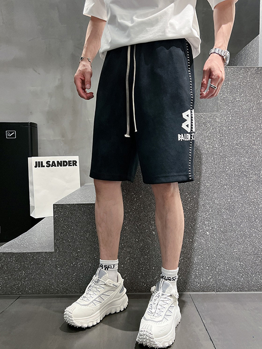 バレンシアガ  シンプルでスタイリッシュなショートパンツ