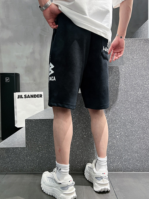 バレンシアガ  シンプルでスタイリッシュなショートパンツ