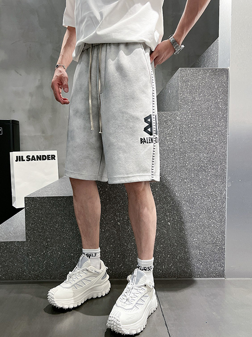 バレンシアガ  シンプルでスタイリッシュなショートパンツ