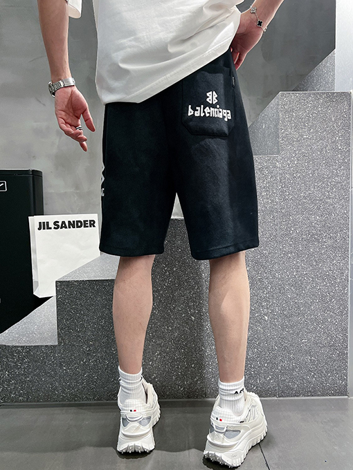 バレンシアガ  シンプルでスタイリッシュなショートパンツ