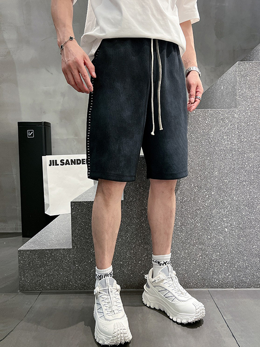 バレンシアガ  シンプルでスタイリッシュなショートパンツ