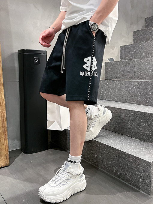 バレンシアガ  シンプルでスタイリッシュなショートパンツ