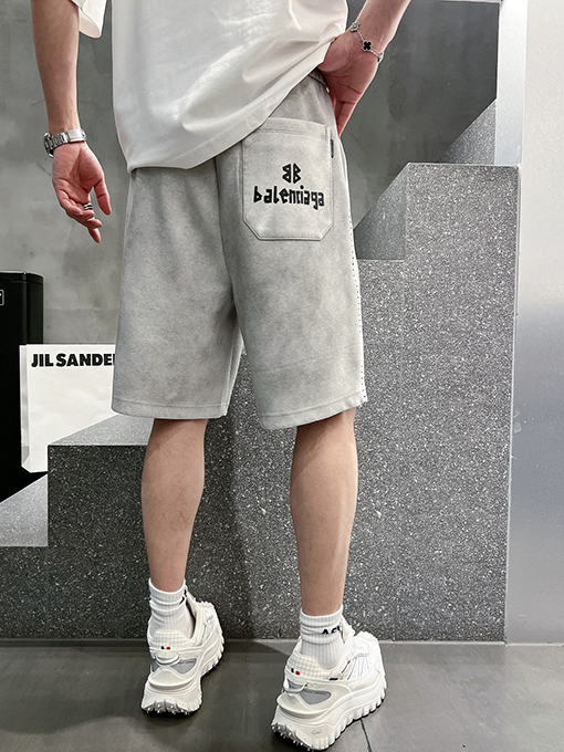 バレンシアガ  シンプルでスタイリッシュなショートパンツ