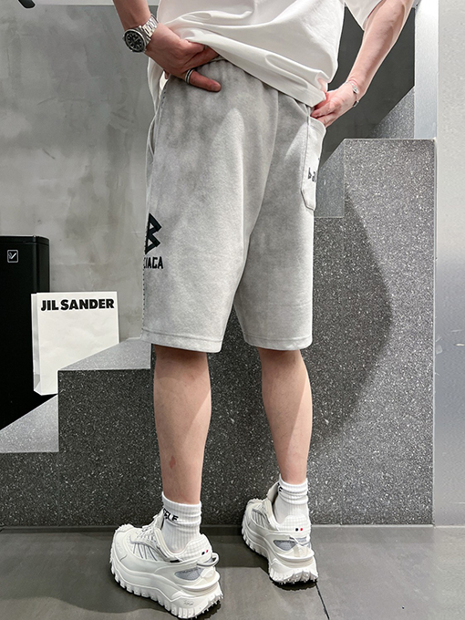 バレンシアガ  シンプルでスタイリッシュなショートパンツ