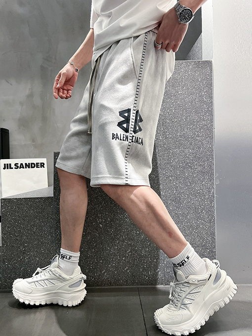 バレンシアガ  シンプルでスタイリッシュなショートパンツ