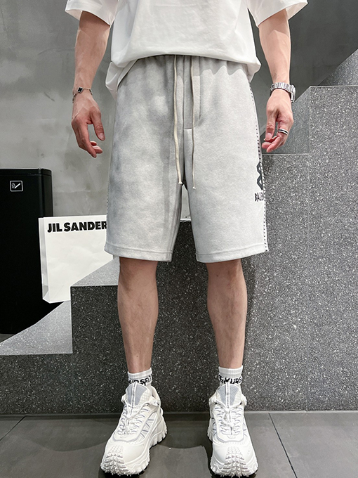 バレンシアガ  シンプルでスタイリッシュなショートパンツ