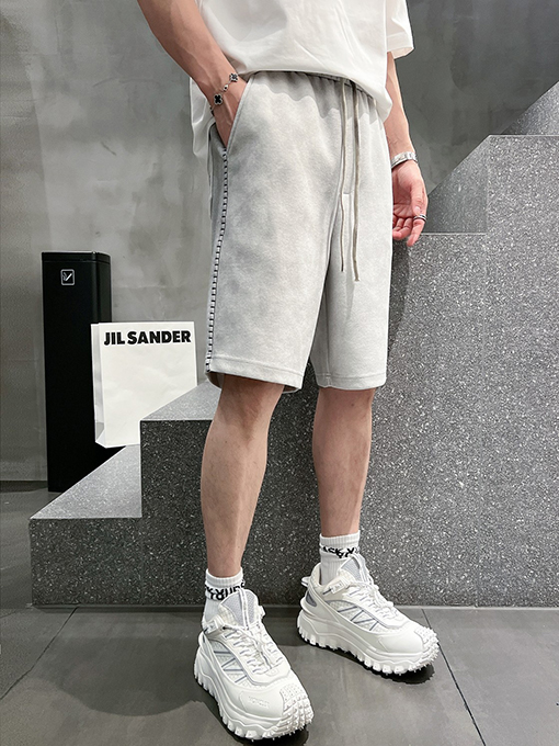 バレンシアガ  シンプルでスタイリッシュなショートパンツ