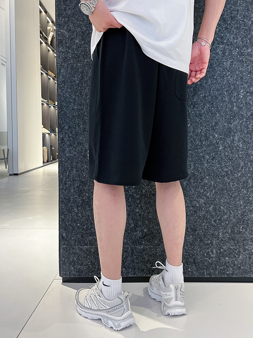 ロエベコピー シンプルでスタイリッシュなショートパンツ