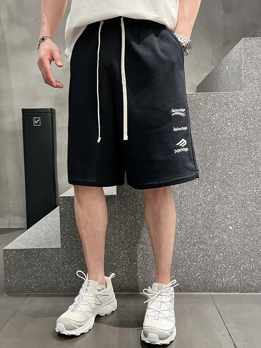 バレンシアガ シンプルでスタイリッシュなショートパンツ