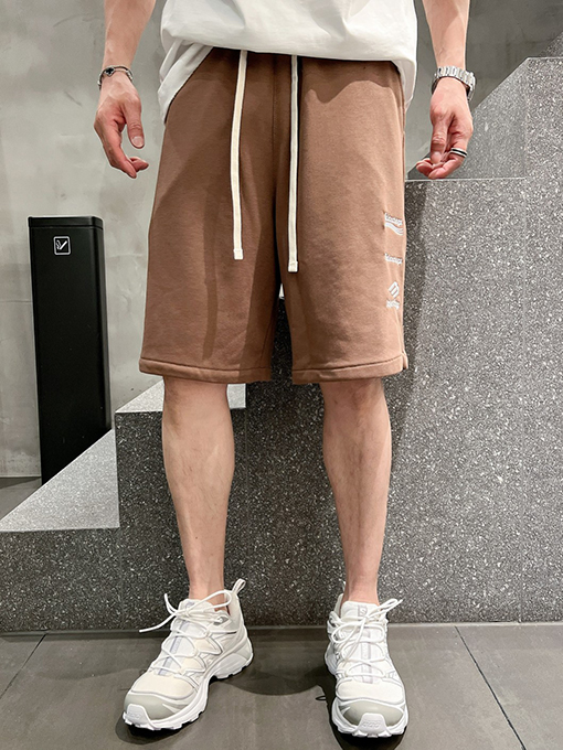 バレンシアガ シンプルでスタイリッシュなショートパンツ