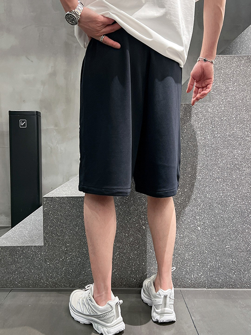 バレンシアガ シンプルでスタイリッシュなショートパンツ