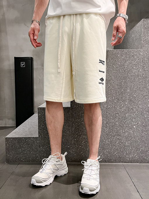 バレンシアガ シンプルでスタイリッシュなショートパンツ