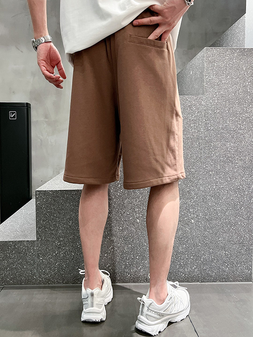 バレンシアガ シンプルでスタイリッシュなショートパンツ