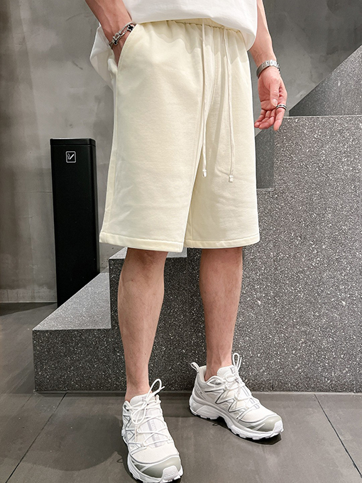 バレンシアガ シンプルでスタイリッシュなショートパンツ