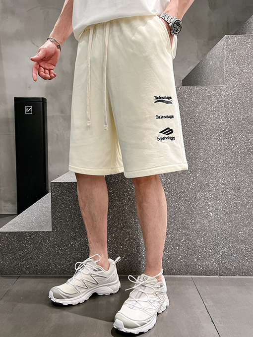 バレンシアガ シンプルでスタイリッシュなショートパンツ
