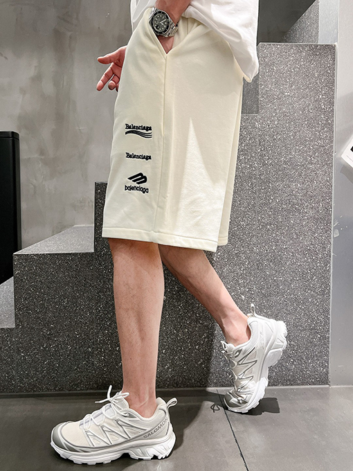 バレンシアガ  シンプルでスタイリッシュなショートパンツ