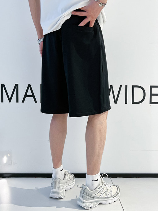 バレンシアガスーパーコピー シンプルでスタイリッシュなショートパンツ