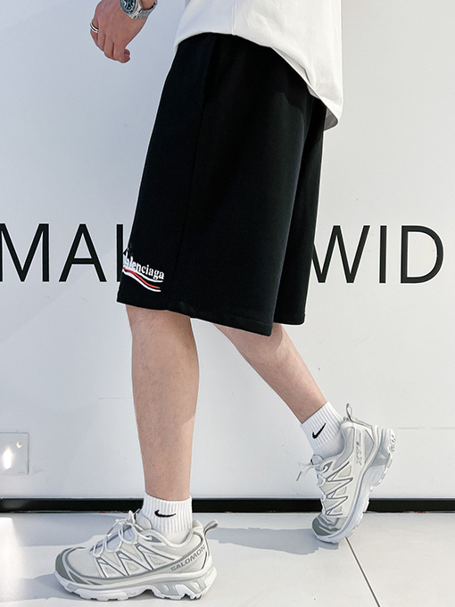 バレンシアガスーパーコピー シンプルでスタイリッシュなショートパンツ