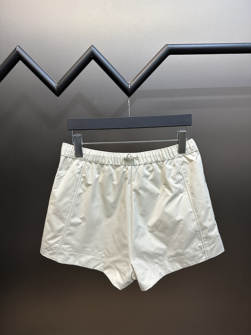 フェンディ シンプルでスタイリッシュなカジュアルパンツ