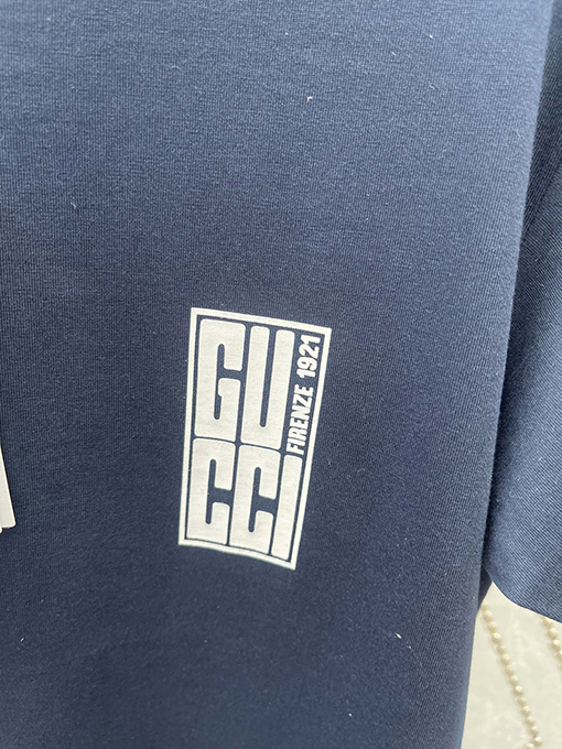 グッチ 胸と背中の文字プリント半袖Tシャツ